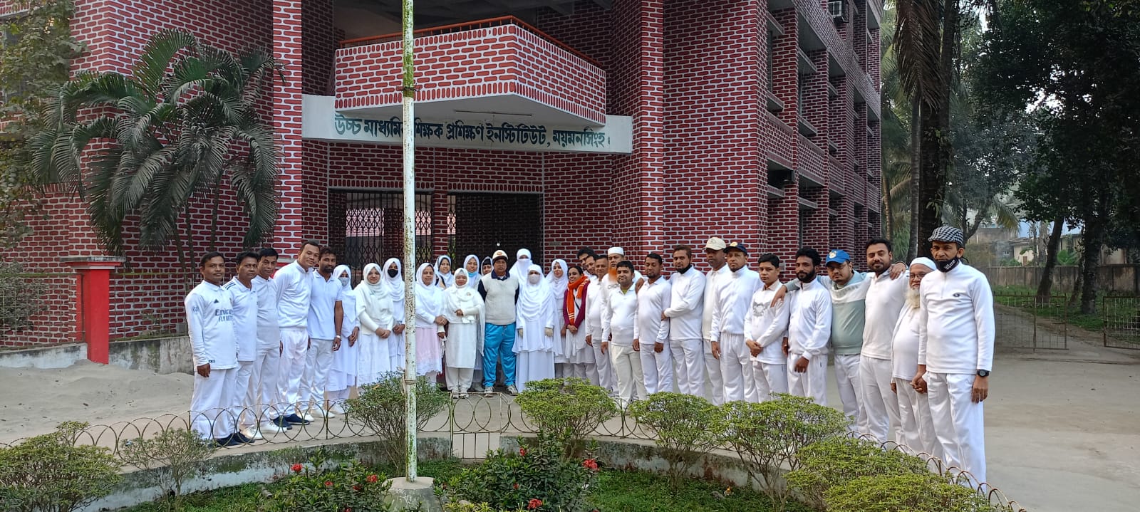 সেমিনারে বক্তব্য রাখছেন মনজুরুল হক